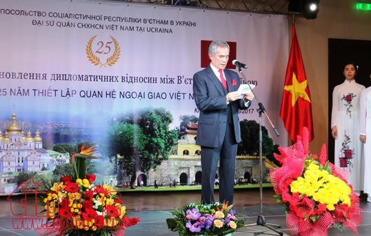 Célébration des 25 ans de l'établissement des relations diplomatiques Vietnam-Ukraine ảnh 1 Célébration des 25 ans de l'établissement des relations diplomatiques Vietnam-Ukraine ảnh 1