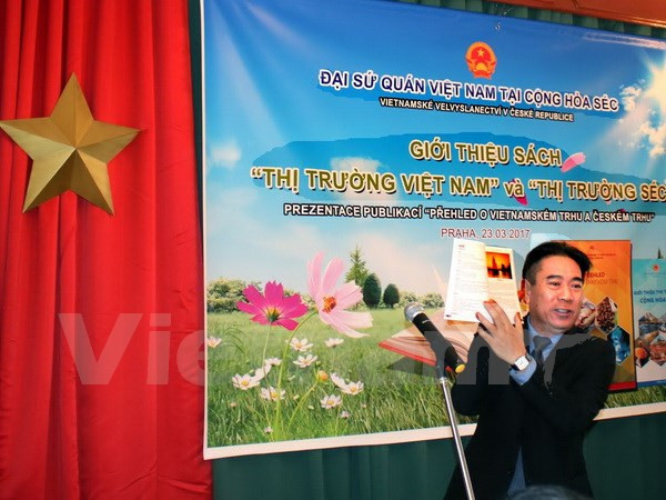 Publication d’un livre sur le marché vietnamien en R. tchèque ảnh 1 Publication d’un livre sur le marché vietnamien en R. tchèque ảnh 1
