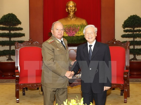 Des dirigeants reçoivent le ministre cubain des Forces armées ảnh 1 Des dirigeants reçoivent le ministre cubain des Forces armées ảnh 1
