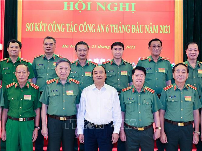 Le président Nguyên Xuân Phuc salue les forces de sécurité publique ảnh 2