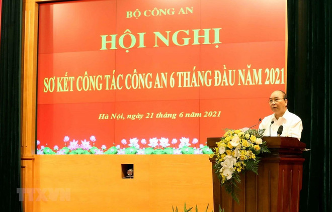 Le président Nguyên Xuân Phuc salue les forces de sécurité publique ảnh 1