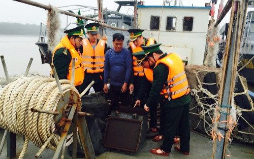 Hai Phong : arrestation d’un bateau chinois transportant illégalement du pétrole ảnh 1 Hai Phong : arrestation d’un bateau chinois transportant illégalement du pétrole ảnh 1