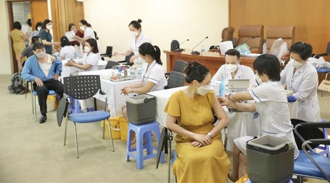 Covid-19 : lancement de la campagne de l’injection des 3e et 4e doses pour les travailleurs ảnh 1 Covid-19 : lancement de la campagne de l’injection des 3e et 4e doses pour les travailleurs ảnh 1