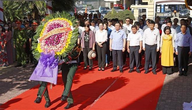 Le président de l’Assemblée ntionale rend hommage aux martyrs à Quang Ngai ảnh 1 Le président de l’Assemblée ntionale rend hommage aux martyrs à Quang Ngai ảnh 1