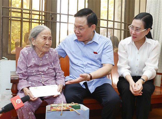 Le président de l’Assemblée ntionale rend hommage aux martyrs à Quang Ngai ảnh 3 Le président de l’Assemblée ntionale rend hommage aux martyrs à Quang Ngai ảnh 3