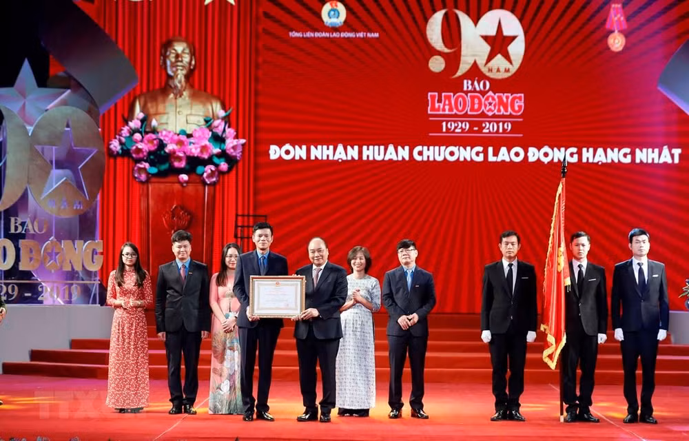 Le PM Nguyên Xuân Phuc assiste à une cérémonie marquant le 90e anniversaire du journal Lao Dông ảnh 1