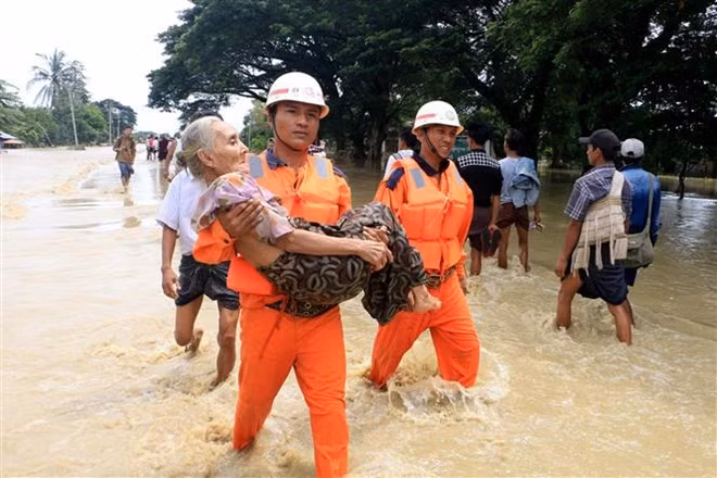 Le Myanmar travaille à surmonter les conséquences de la rupture de barrage ảnh 1