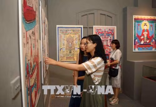 Exposition des peintures folkloriques du Vietnam à Hanoï ảnh 1