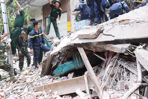 Hanoi : une maison s’effondre dans le vieux quartier, deux morts ảnh 1