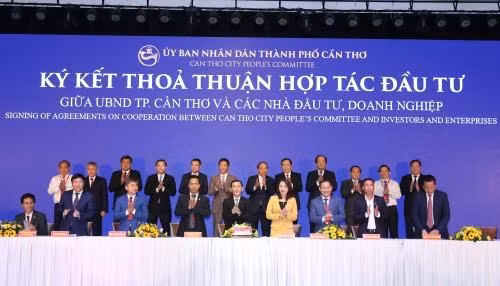 Can Tho signent des accords de coopération avec Vietnam Airlines et VietJet Air ảnh 1