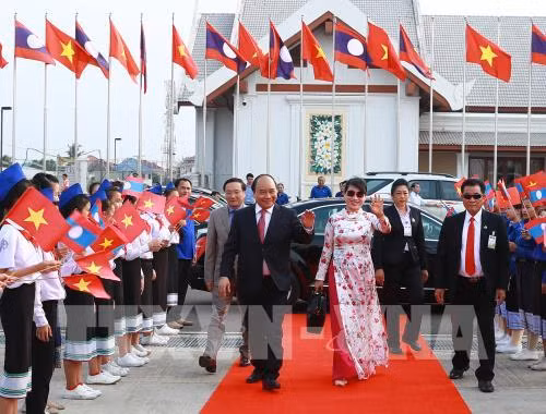 La presse laotienne apprécie la visite du PM vietnamien ảnh 1