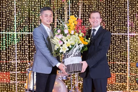 «Minuit à Paris», soirée des anciens étudiants vietnamiens en France à Hanoï ảnh 1
