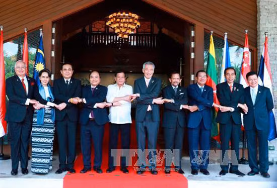 Le PM Nguyen Xuan Phuc participe à la réunion restreinte du 30e Sommet de l’ASEAN ảnh 1