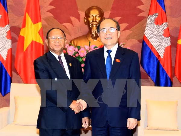 Nguyen Sinh Hung reçoit ses homologues laotien et cambodgien ảnh 2