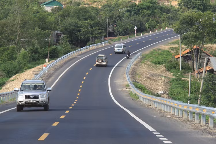 Le Premier ministre demande d’accélérer la mise en œuvre des projets routiers clés ảnh 1