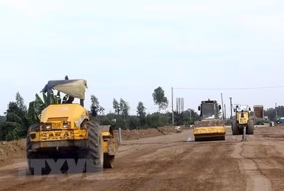 Le Premier ministre demande d’accélérer la mise en œuvre des projets routiers clés ảnh 2