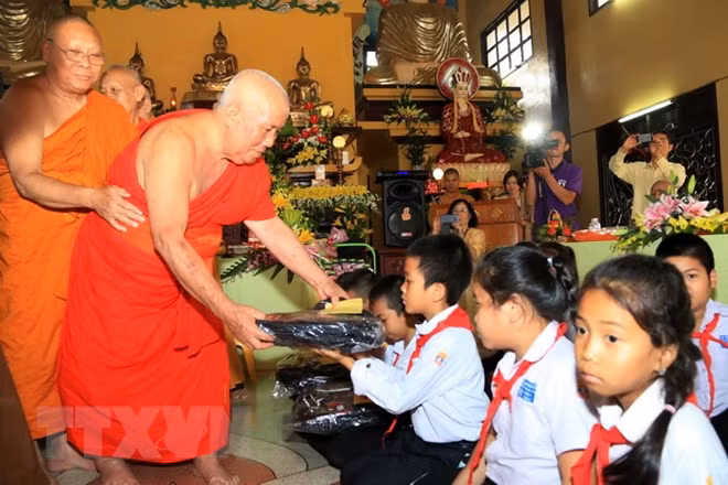 Ouverture d'une classe d'enseignement du vietnamien et du laotien à Vientiane ảnh 1