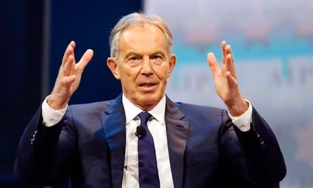 Le ministre des Affaires étrangères reçoit l’ancien PM britannique Tony Blair ảnh 1
