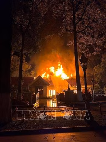 Incendie dans l'ancien palais de la famille royale du Cambodge ảnh 1