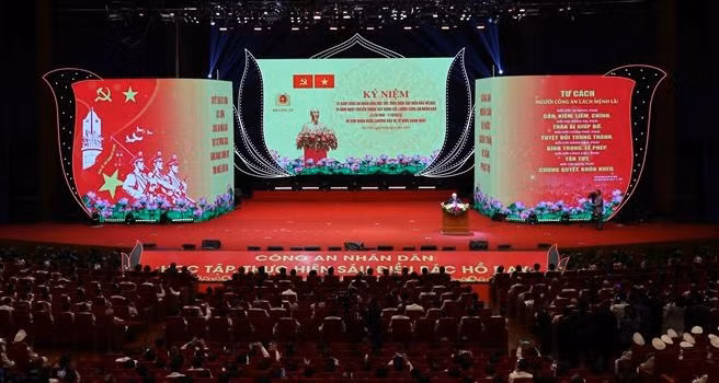 Le leader du Parti demande de mieux étudier les enseignements de l’oncle Hô à la Police populaire ảnh 1