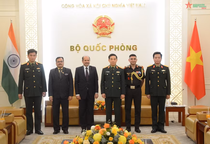 Le ministre de la Défense reçoit l’ambassadeur d’Inde ảnh 2 Le ministre de la Défense reçoit l’ambassadeur d’Inde ảnh 2