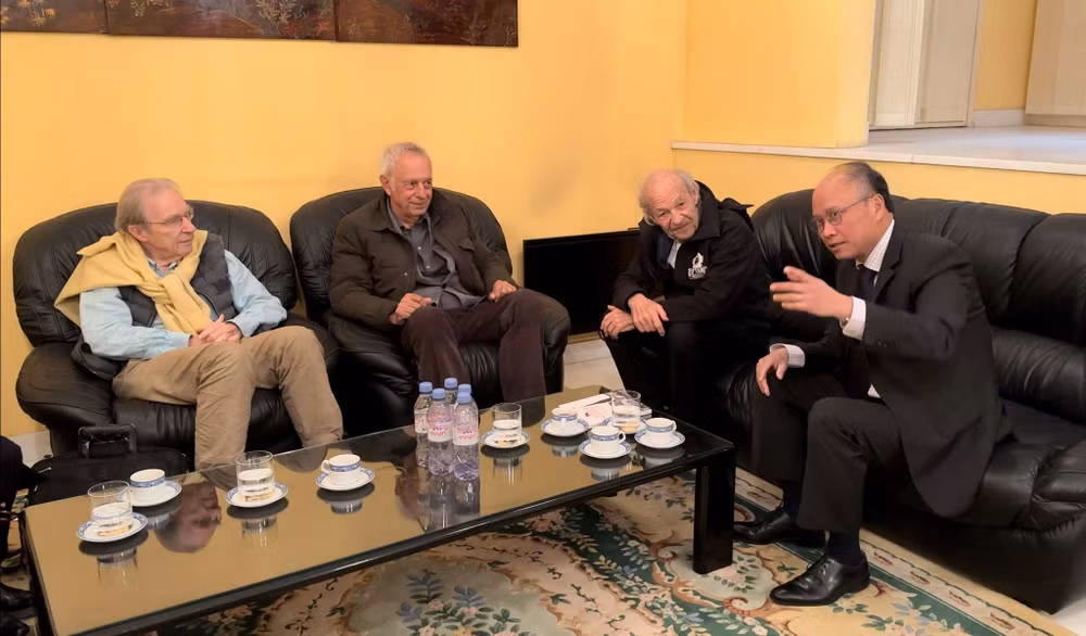 Rencontre avec trois suisses arborant le drapeau du Viet Cong sur la flèche de Notre-Dame de Paris ảnh 1