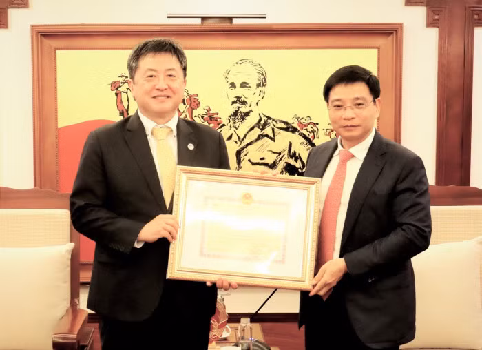 Le représentant en chef de la JICA au Vietnam à l'honneur ảnh 1