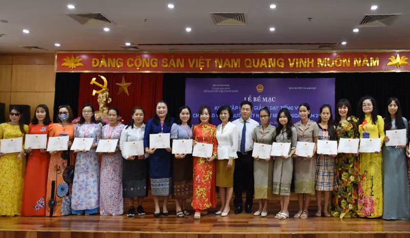 Clôture du cours de formation à la langue vietnamienne pour les enseignants vietnamiens à l’étranger ảnh 1