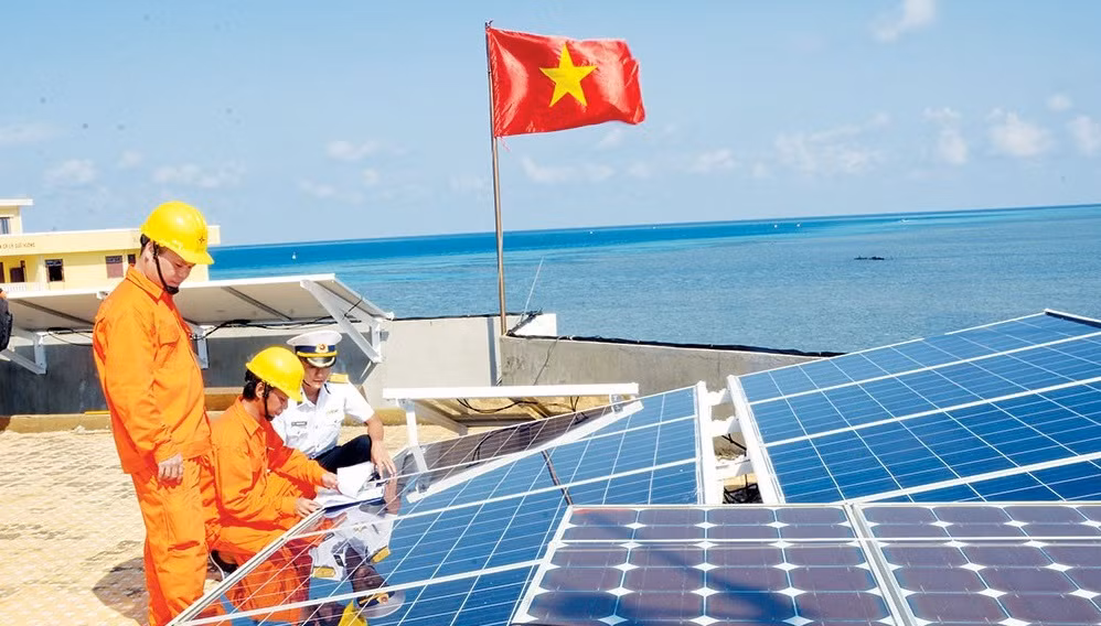 L'approvisionnement en électricité à Truong Sa contribue au maintien de la sécurité nationale ảnh 1
