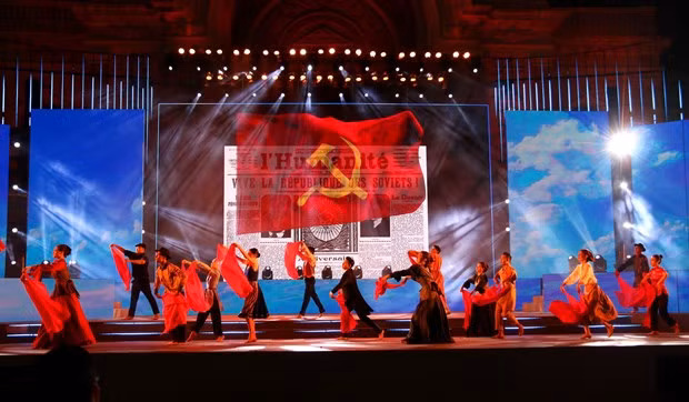 Programme artistique marquant l’anniversaire du Parti à Ho Chi Minh-Ville ảnh 1