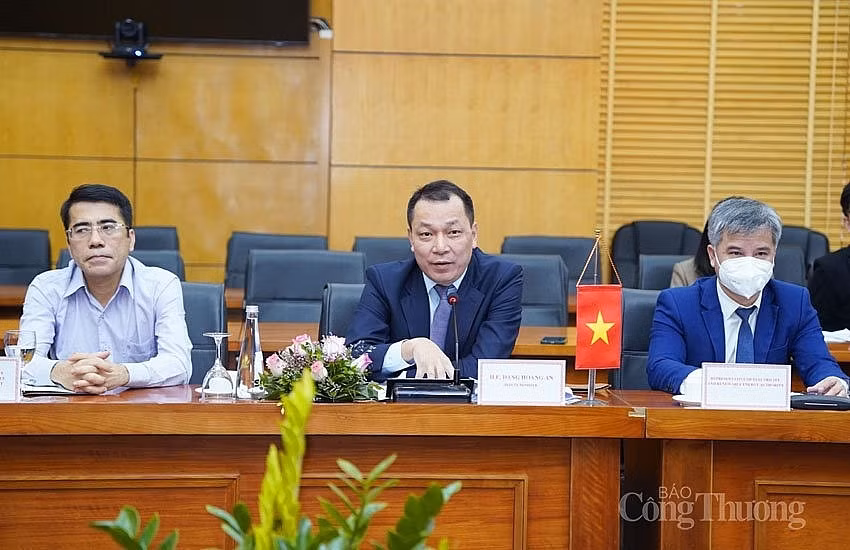 Le Vietnam salue les propositions britanniques pour réaliser ses engagements pris lors de la COP26 ảnh 2