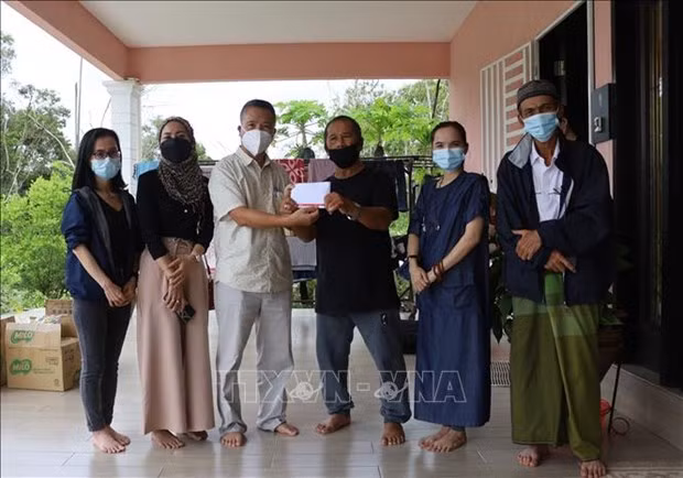 L'ambassade du Vietnam en Malaisie apporte son soutien à des Cham ảnh 1