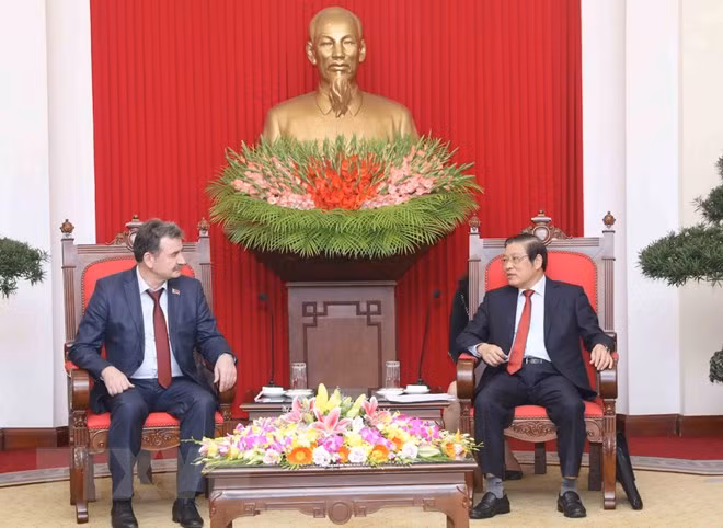 Une délégation du Parti communiste populaire du Kazakhstan en visite au Vietnam ảnh 1