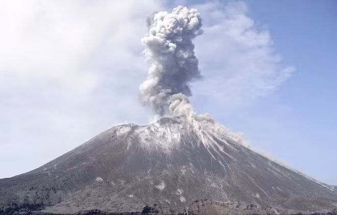 L'Indonésie installera un système d'alerte précoce aux tsunamis près du mont Krakatau ảnh 1