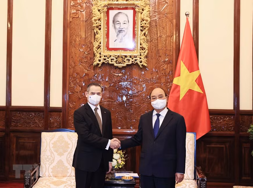 L'ambassadeur du Chili impressionné par la beauté du Têt traditionnel vietnamien ảnh 2