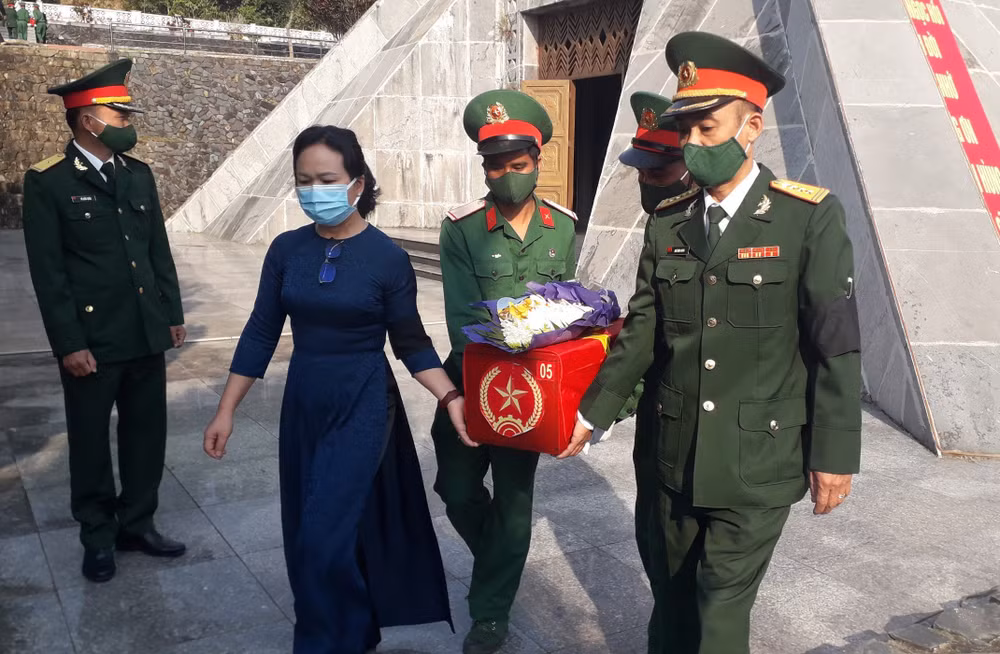 Kon Tum: inhumation des restes de soldats tombés pendant la guerre ảnh 1