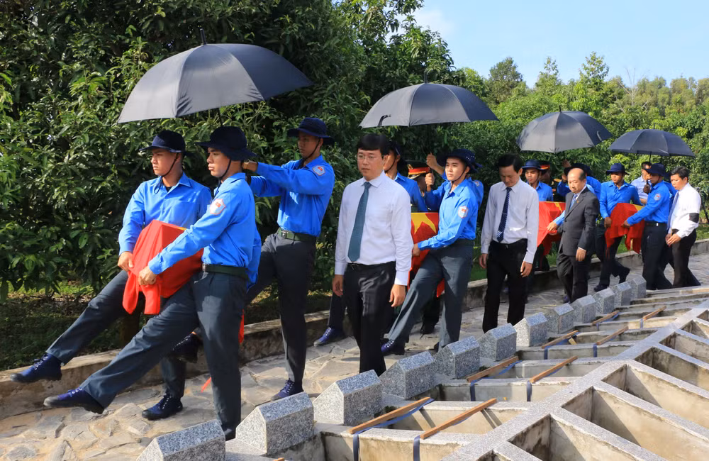 Inhumation de restes de martyrs vietnamiens à Tay Ninh et à Dong Thap ảnh 2