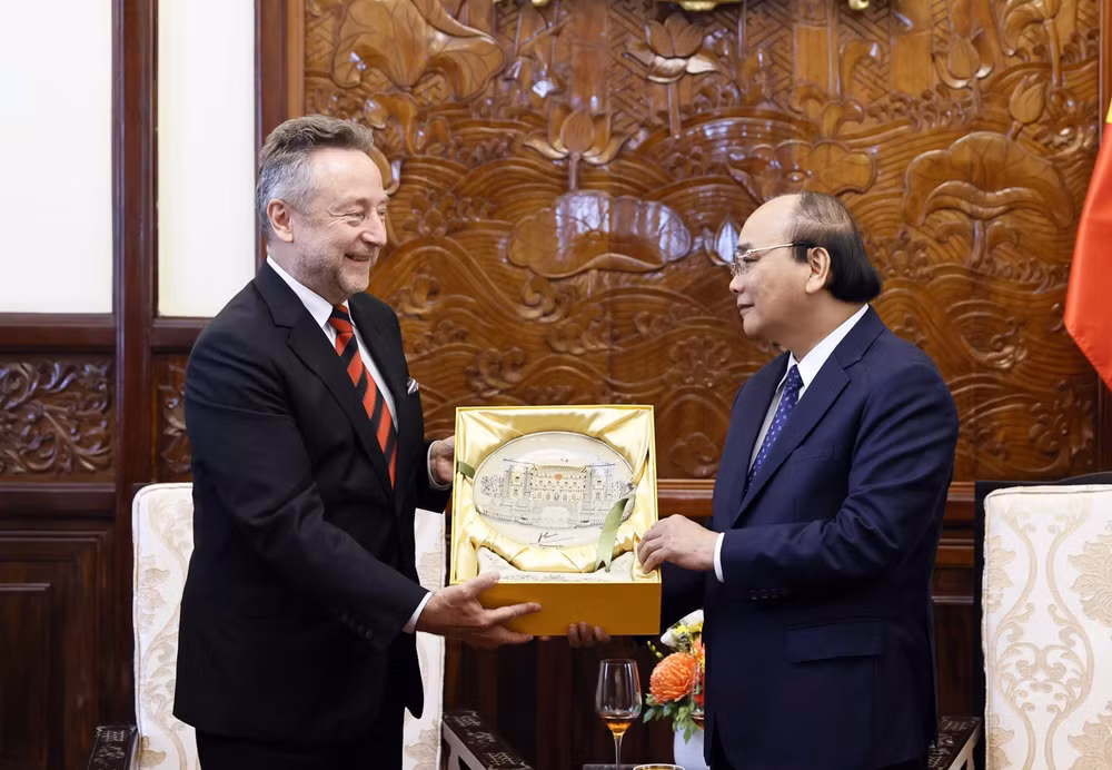 Le président Nguyen Xuan Phuc reçoit les ambassadeurs d'Oman et de la République tchèque ảnh 2