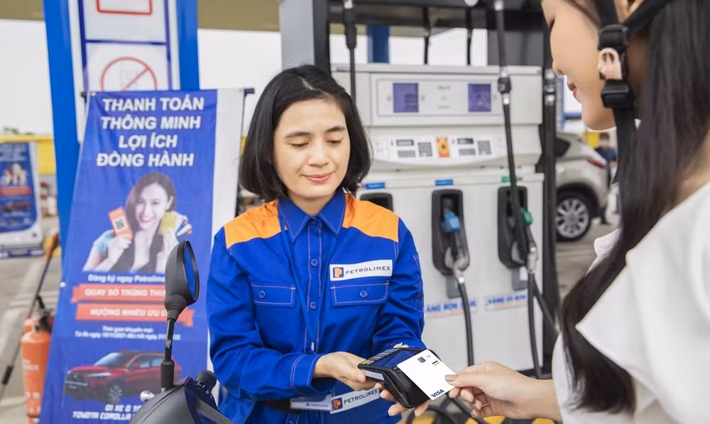 Visa et Petrolimex coopèrent pour promouvoir l'achat de carburants avec la carte sans contact Visa ảnh 1