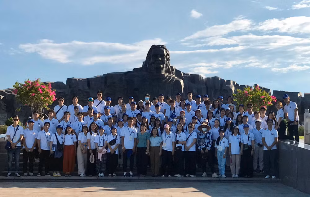 Des jeunes vietnamiens rendent hommage aux Mères héroïnes du Vietnam ảnh 1