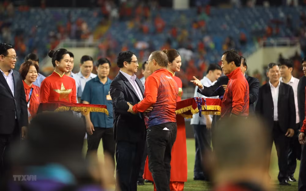 SEA Games 31: le Premier ministre félicite l'équipe masculine de football ảnh 1