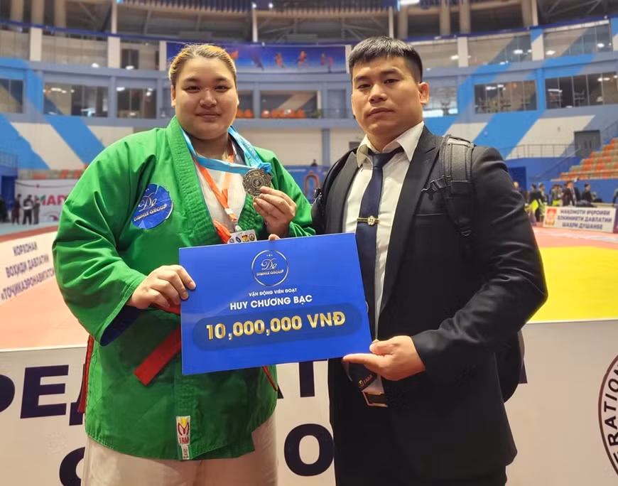 Le Vietnam remporte quatre médailles au Championnat d'Asie senior de kourach ảnh 2
