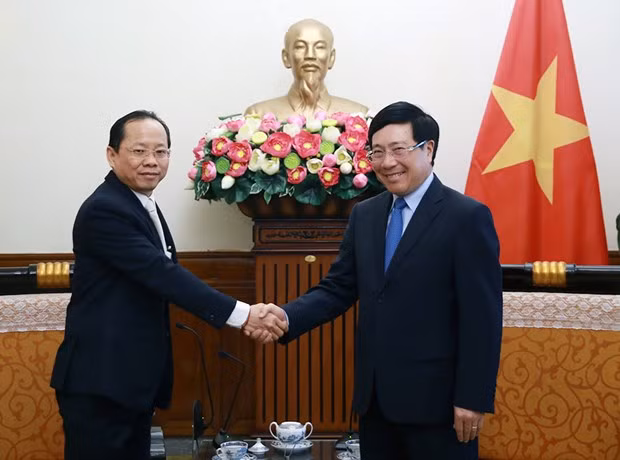 Le vice-Premier ministre Pham Binh Minh reçoit le nouvel ambassadeur du Cambodge ảnh 1
