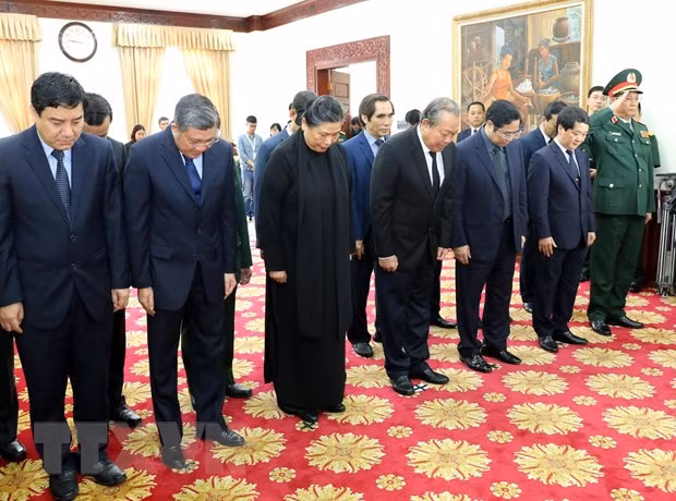 Vietnam-Laos : Des délégations vietnamiennes rendent hommage à Sisavath Keobounphanh ảnh 1