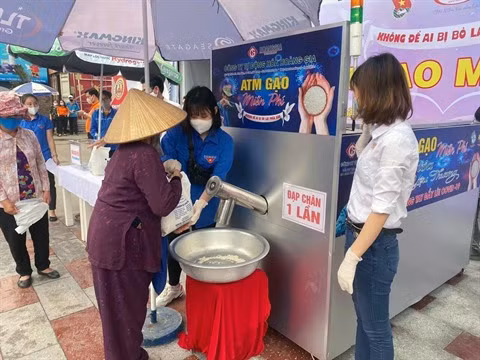 Les "ATM de riz" au secours des plus démunis ảnh 1