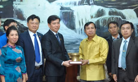Renforcement de la solidarité spéciale et de l'amitié traditionnelle entre les jeunes Vietnam-Laos ảnh 1