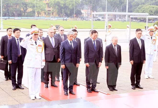 Le Premier ministre roumain termine sa visite officielle au Vietnam ảnh 1