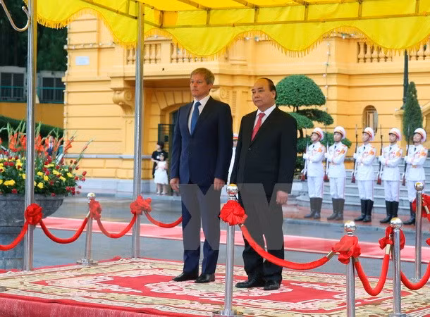 Entretien entre les deux Premiers ministres vietnamien et roumain ảnh 1