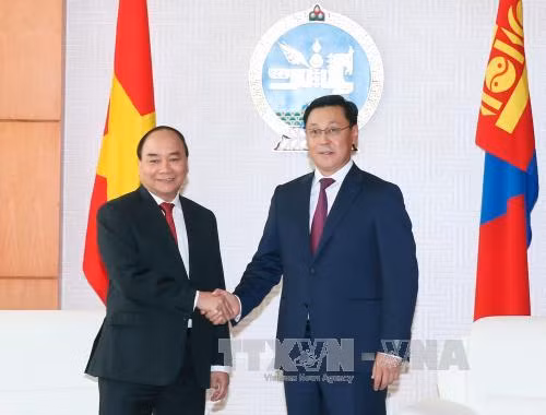 Entretien entre les Premiers ministres vietnamien et mongol ảnh 1
