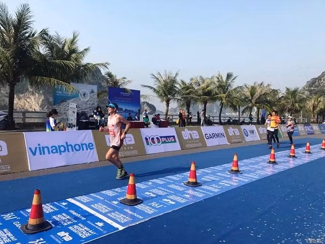 Près de 2.000 coureurs participent au marathon international du patrimoine de la baie de Ha Long ảnh 1